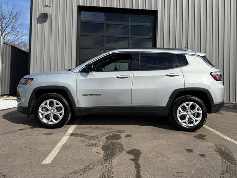 Used 2024 Jeep Compass Latitude image 8