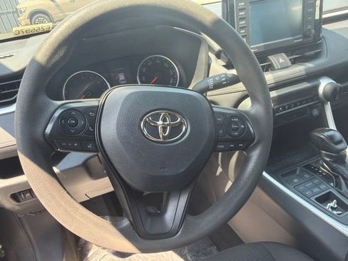 Used 2021 Toyota RAV4 LE AWD/4WD image 12