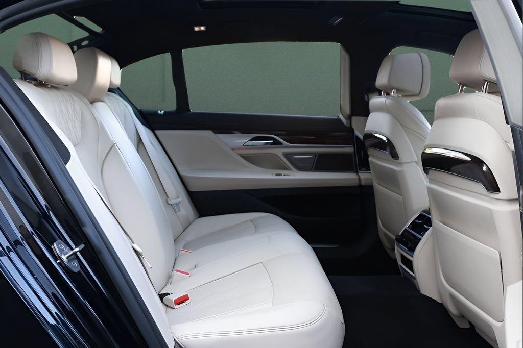 Used 2020 BMW 750i xDrive w/ Executive Package AWD/4WD image 14