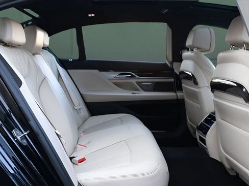 Used 2020 BMW 750i xDrive w/ Executive Package AWD/4WD image 14