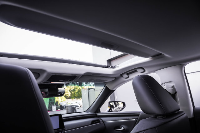 Certified 2025 Lexus ES 300h w/ Premium Package FWD image 22