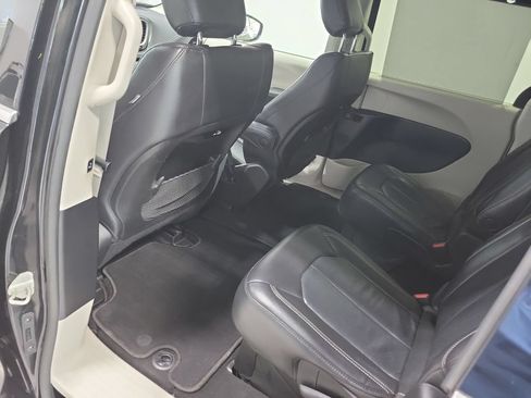 Used 2022 Chrysler Pacifica Touring-L AWD/4WD image 29