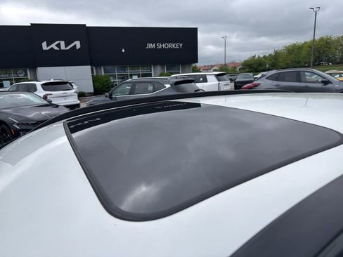 Used 2023 Kia Niro EX Touring FWD image 5