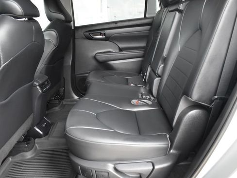 Used 2020 Toyota Highlander XLE AWD/4WD image 15