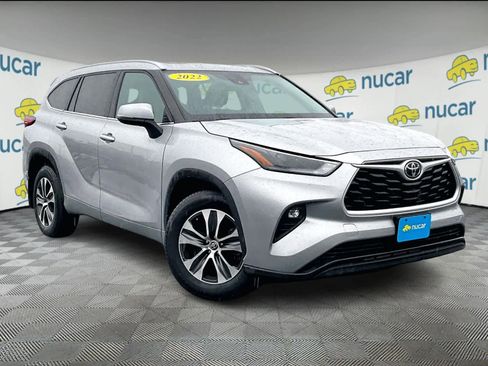 Used 2022 Toyota Highlander XLE image 1