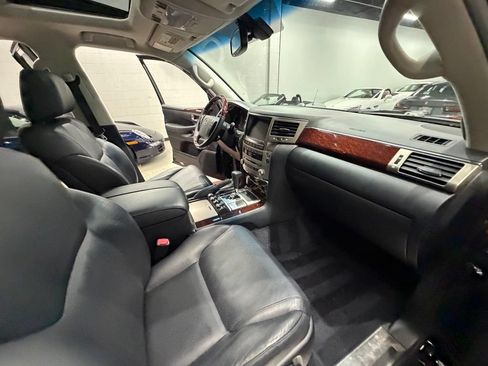 Used 2014 Lexus LX 570 4WD image 41