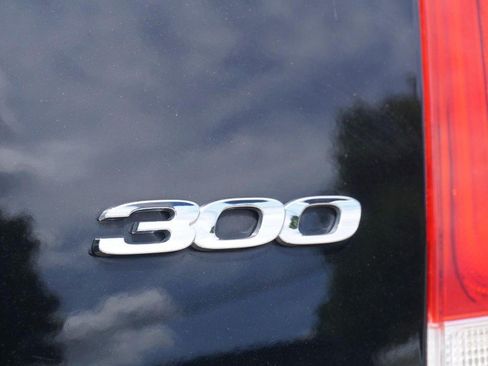 Used 2018 Chrysler 300 Limited AWD/4WD image 17