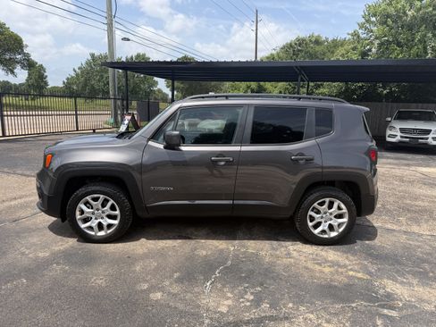 Used 2018 Jeep Renegade Latitude w/ Cold Weather Group AWD/4WD image 7