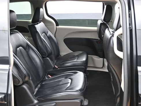 Used 2023 Chrysler Pacifica Touring-L FWD image 30