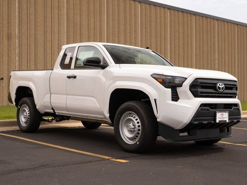 Used 2025 Toyota Tacoma SR image 2