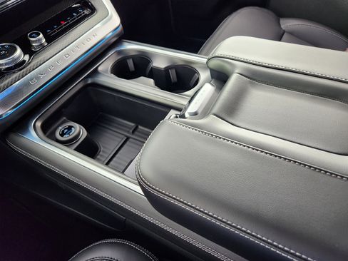 New 2026 Ford Expedition Platinum image 25