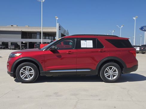 Used 2022 Ford Explorer XLT w/ Equipment Group 202A image 4