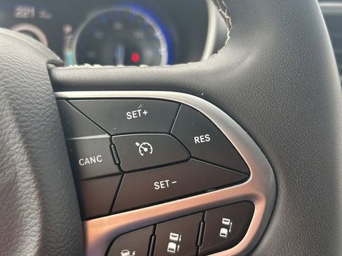 Used 2023 Chrysler Pacifica Touring-L FWD image 32