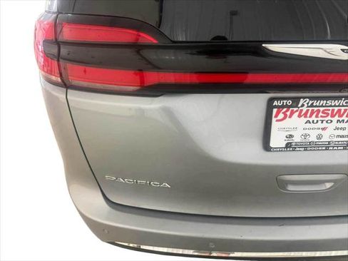 Certified 2021 Chrysler Pacifica Limited AWD/4WD image 17