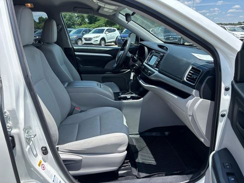 Used 2018 Toyota Highlander LE AWD/4WD image 25