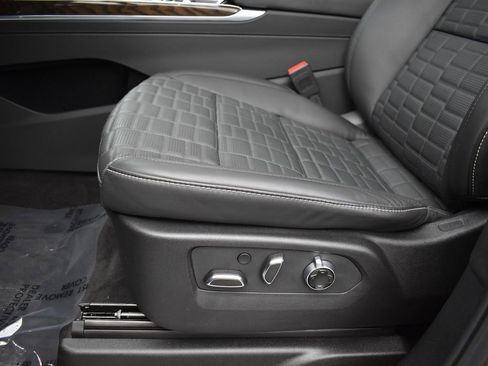 Certified 2025 Cadillac Escalade ESV Sport Platinum image 11