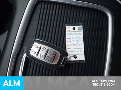 Used 2023 Chrysler Pacifica Touring-L image 16
