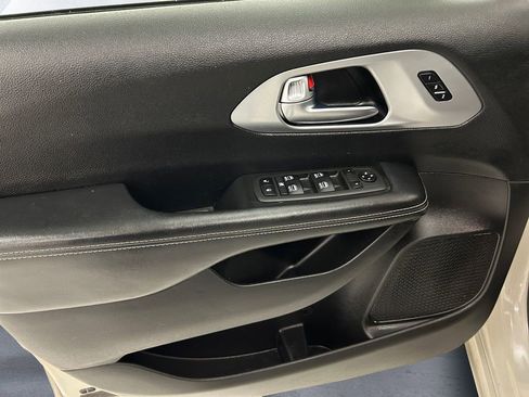 Used 2021 Chrysler Pacifica Touring-L w/ Uconnect Theater Family Group image 12
