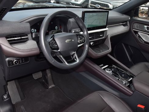 Certified 2025 Ford Explorer Platinum w/ LUX Leather Package image 34