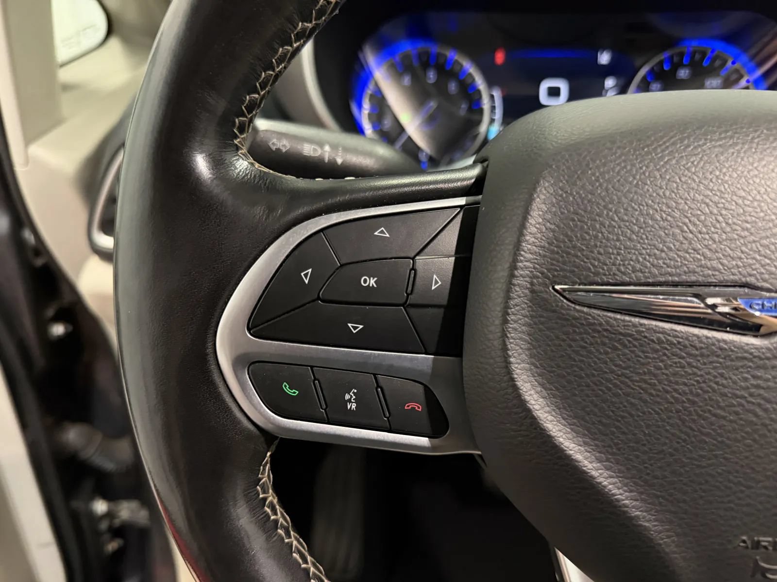Used 2021 Chrysler Pacifica Touring-L FWD image 19