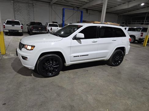 Used 2018 Jeep Grand Cherokee Altitude image 3