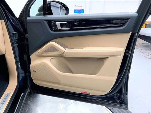 Used 2023 Porsche Cayenne Platinum Edition image 27