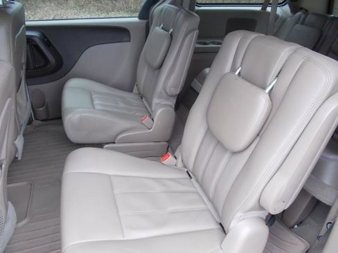 Used 2016 Chrysler Town & Country Touring image 26