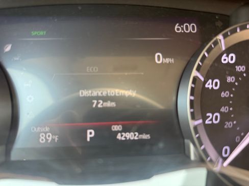 Used 2024 Toyota Highlander XLE FWD image 11