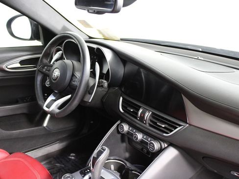 Used 2023 Alfa Romeo Giulia Veloce RWD image 14