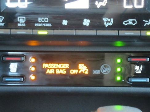 Used 2022 Toyota RAV4 Limited AWD/4WD image 31