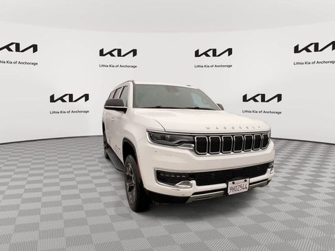 Used 2024 Jeep Wagoneer L Series III w/ Flexible Seating Group AWD/4WD image 3