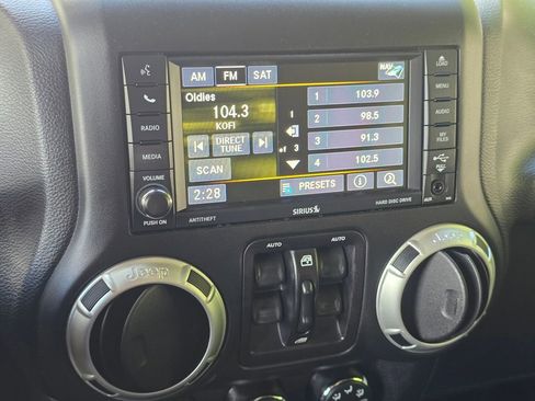 Used 2018 Jeep Wrangler Unlimited Rubicon w/ Connectivity Group AWD/4WD image 34