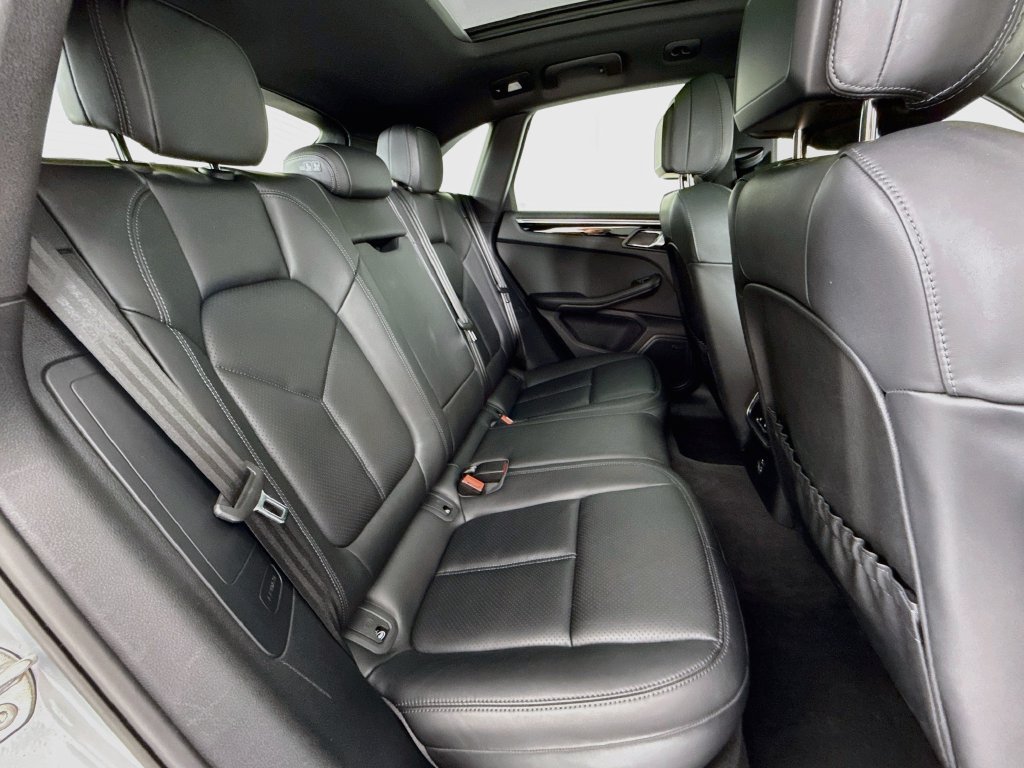 Certified 2025 Porsche Macan AWD/4WD image 29