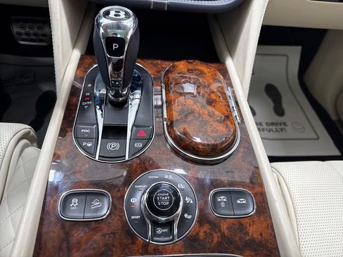 Used 2017 Bentley Bentayga image 41