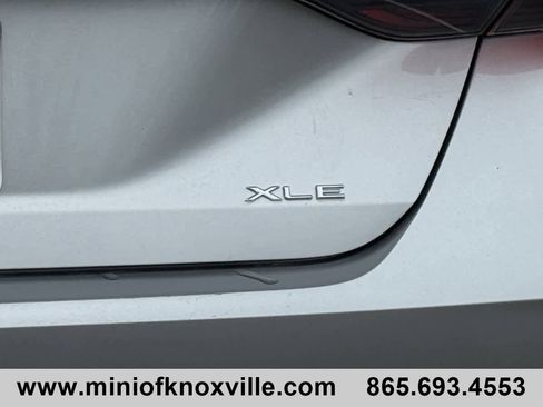 Used 2022 Toyota Avalon XLE w/ Moonroof Package image 31