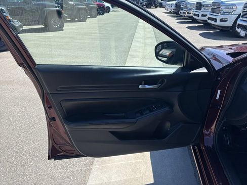 Used 2024 Nissan Altima 2.5 SV FWD image 12