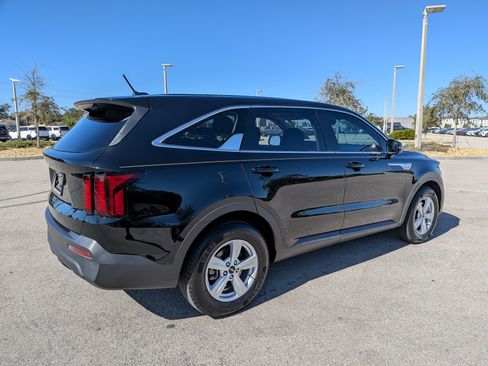 Used 2023 Kia Sorento LX image 5