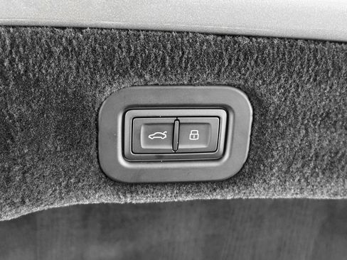 Used 2023 Bentley Flying Spur Azure image 40