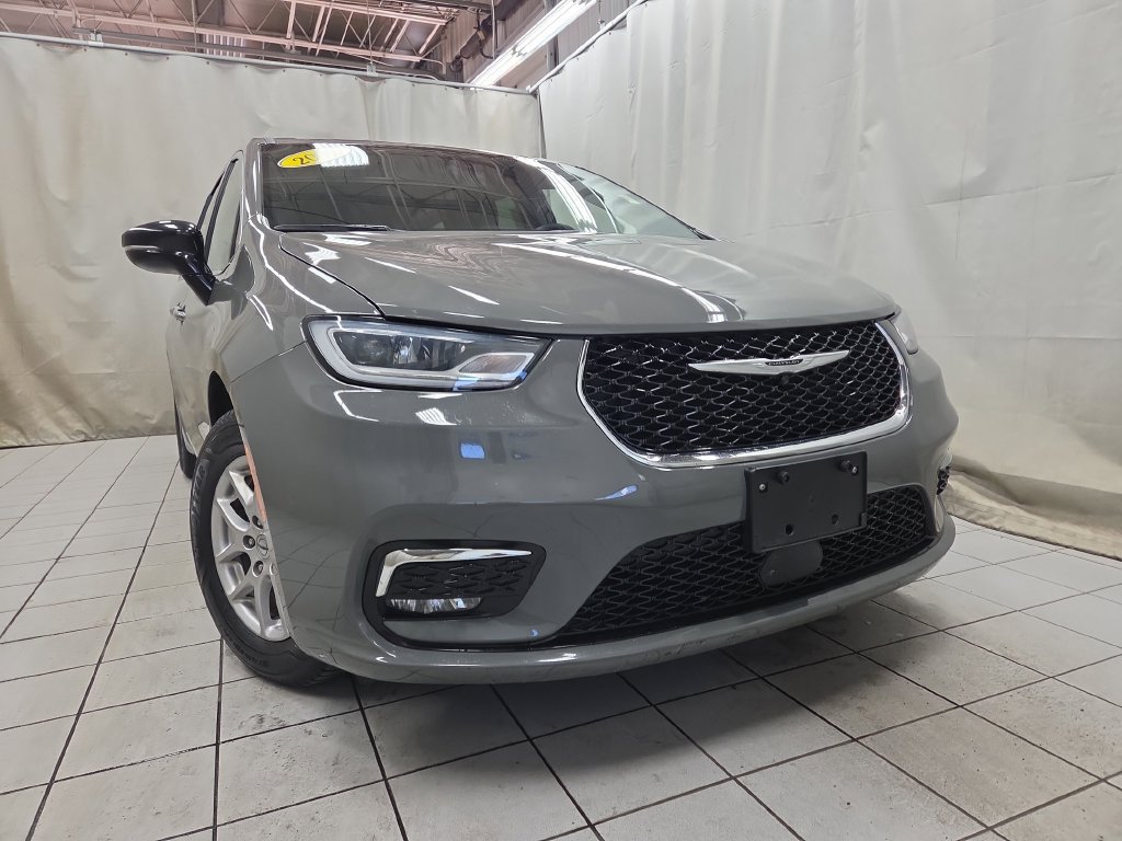 Used 2025 Chrysler Pacifica Select FWD image 2