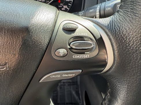 Used 2020 Nissan Pathfinder SV image 21