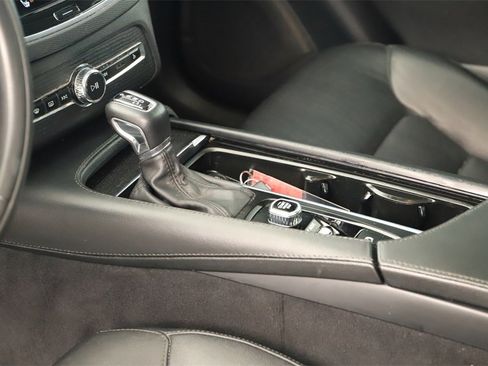 Used 2020 Volvo XC90 T5 Momentum image 17