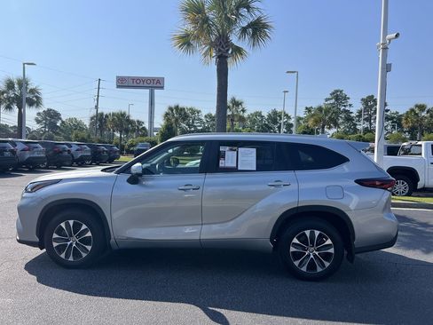 Used 2025 Toyota Highlander XLE AWD/4WD image 7