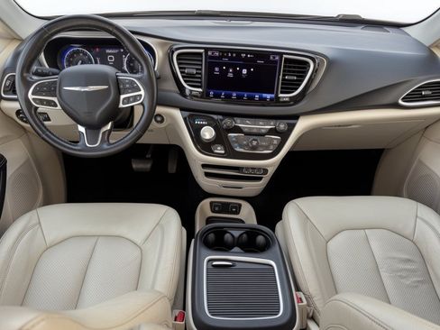 Used 2021 Chrysler Pacifica Touring-L FWD image 17