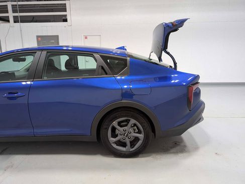 Used 2025 Kia K4 LXS image 11