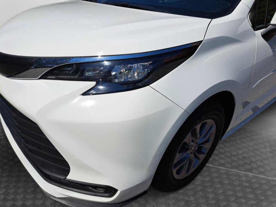 Used 2025 Toyota Sienna LE AWD/4WD image 26