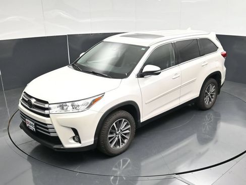 Used 2019 Toyota Highlander XLE AWD/4WD image 48