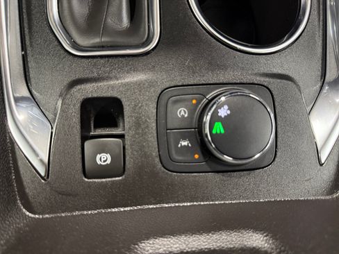 Used 2023 Chevrolet Traverse LT FWD image 23