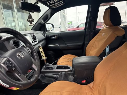 Used 2017 Toyota Tacoma TRD Sport image 10