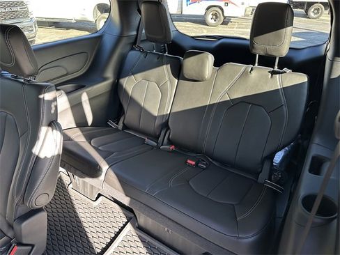 New 2025 Chrysler Pacifica Select image 12
