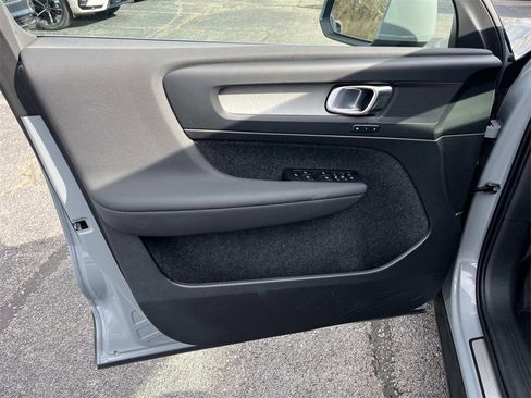 Used 2025 Volvo XC40 B5 Core w/ Climate Package image 24